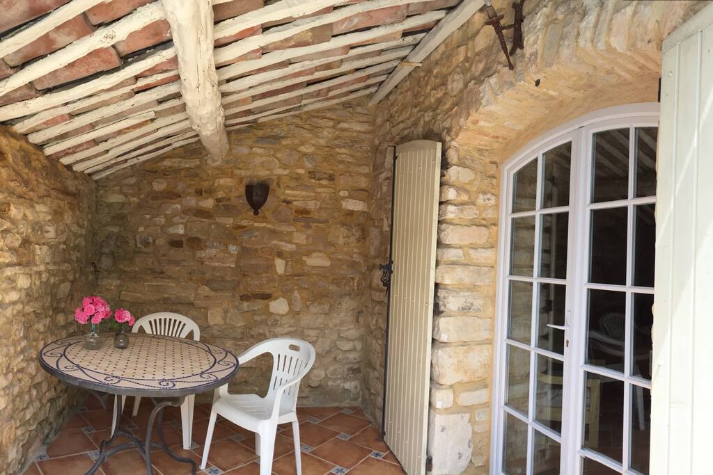 Terrasse attenante à la chambre pour le petit déjeuner