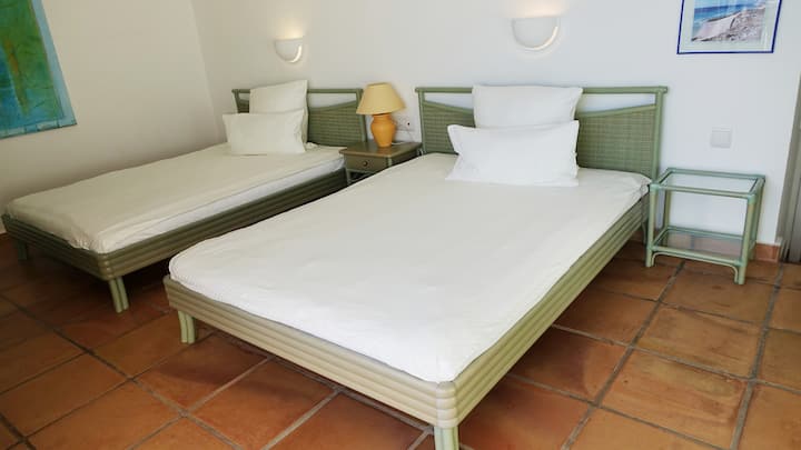 Glavna spavaća soba s dva bračna kreveta dimenzija 150 cm x 200 cm