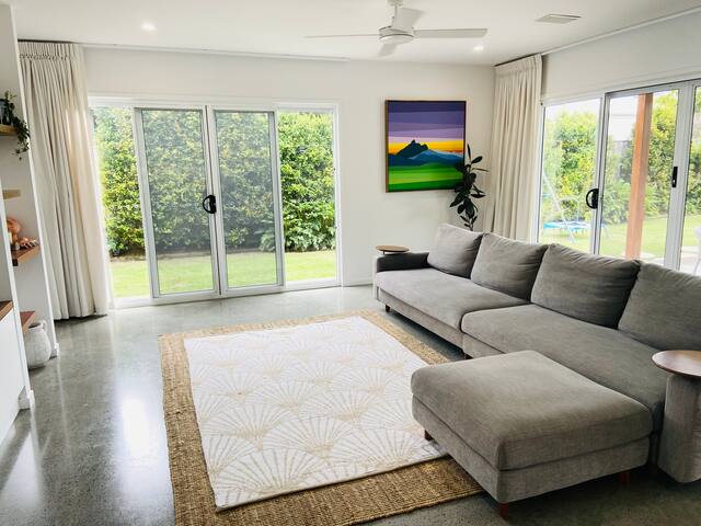 The White House- Beachside Casuarina gallery image 2