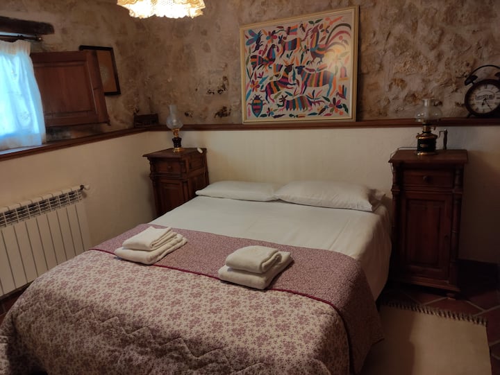 La habitación de la casa, que tiene una cama de matrimonio de 1,50 y un gran armario. Aparte tendrás almohadas y mantas adicionales.