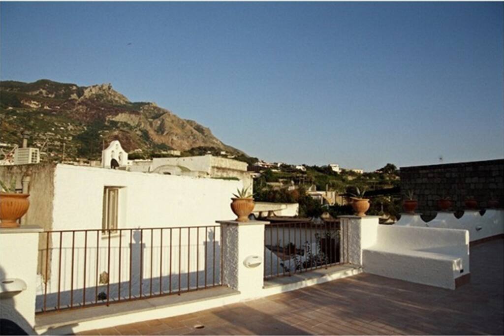 Il solarium; sullo sfondo il monte Epomeo!