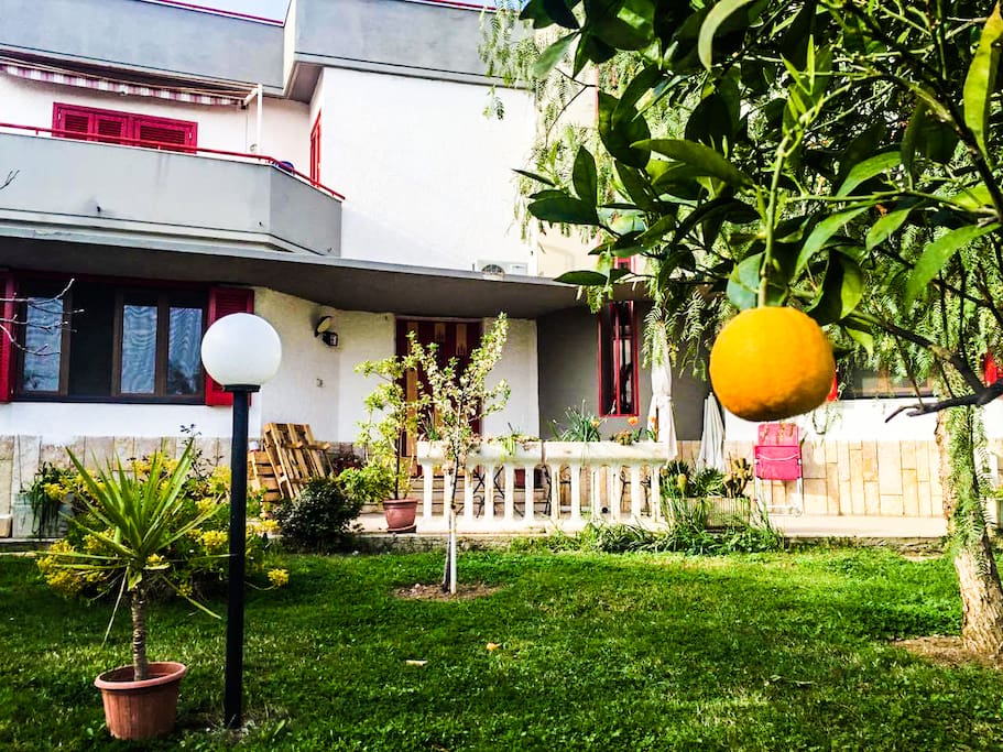 fronte villa, con solarium