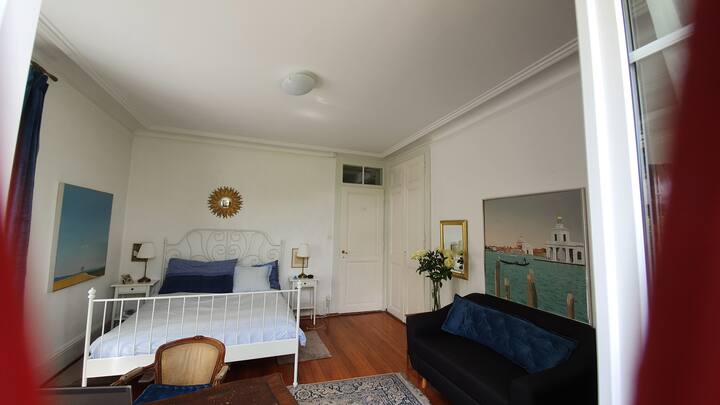 ห้องนอน "พ่อแม่" พร้อมวิวสวน