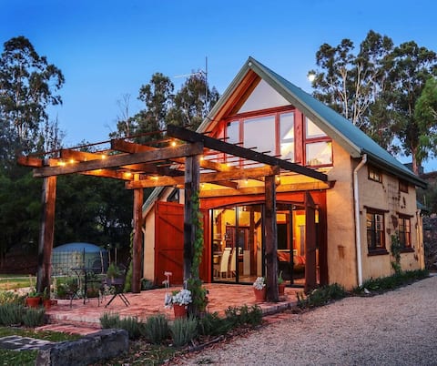 "The Muddy" - luxury mudbrick barn conversion