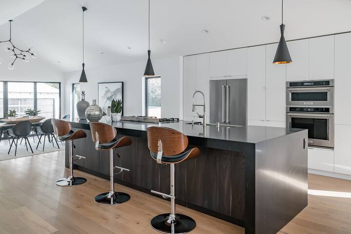 Modern Larchmont Village Bungalow – Pool – Firepit gallery image 3