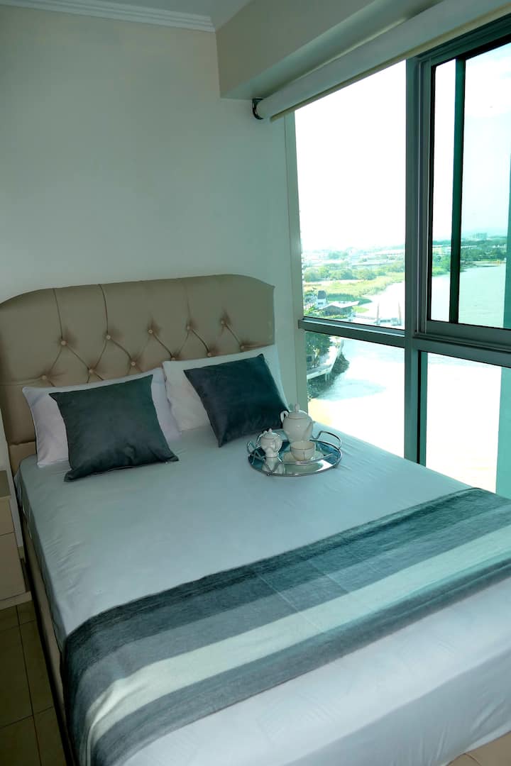 إطلالة على النهر من غرفة النوم