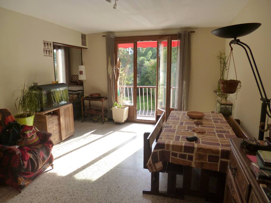 Salle à manger, meubles en bois, décoration africaine. Depuis cette photo, le parquet a été refait.
