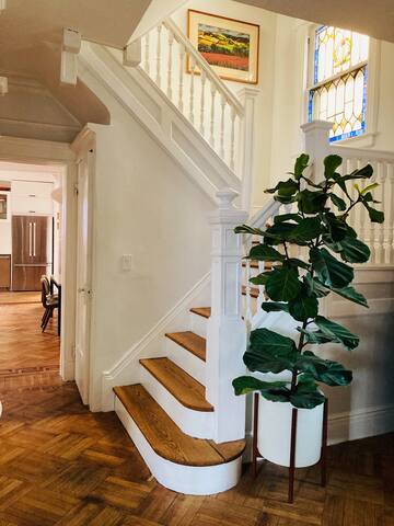 Newly Renovated & Luxurious Historic Home gallery image 3