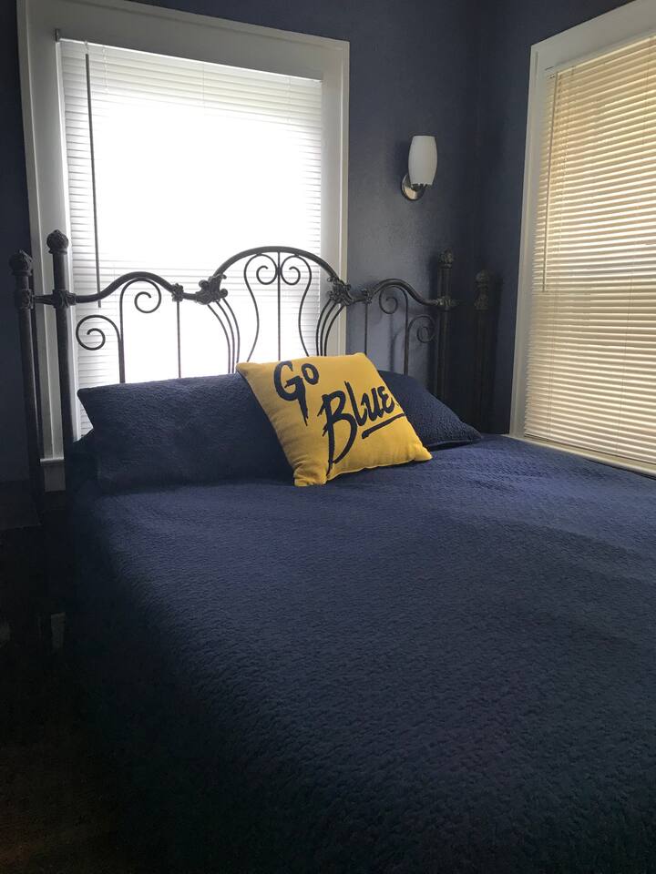 غرفة النوم 4 - "روز" - تحتوي هذه الغرفة على تلفزيون وتقع في الطابق الأول من البيت.