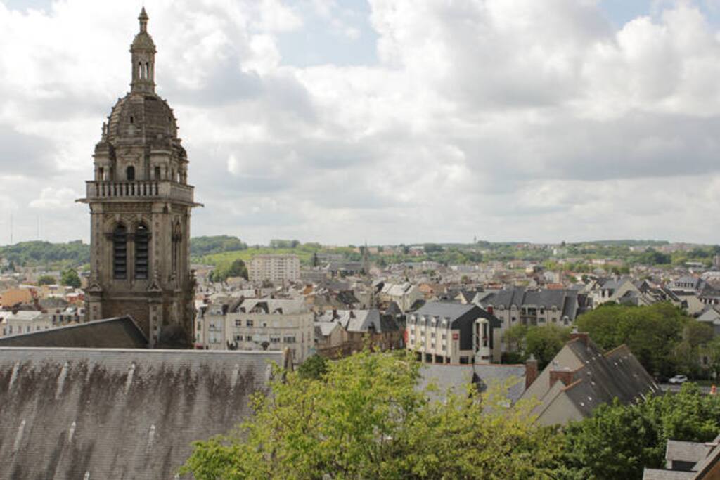 Vue dégagée sur le vieux Mans