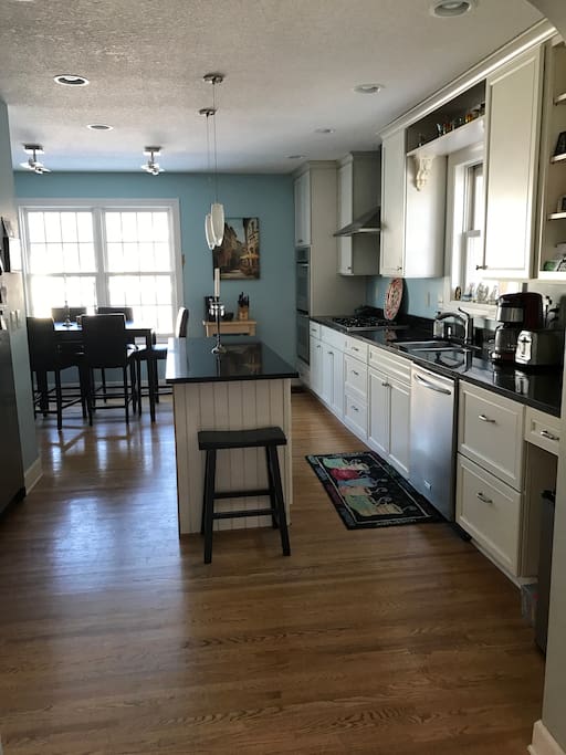 Center Island Eat- In Kitchen for 6