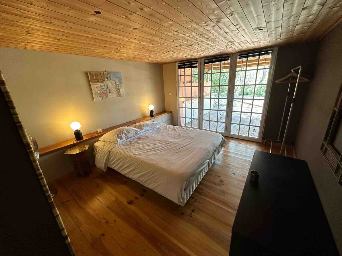 Საძინებელი 4 პირველ სართულზე საშხაპითა და ტუალეტით 