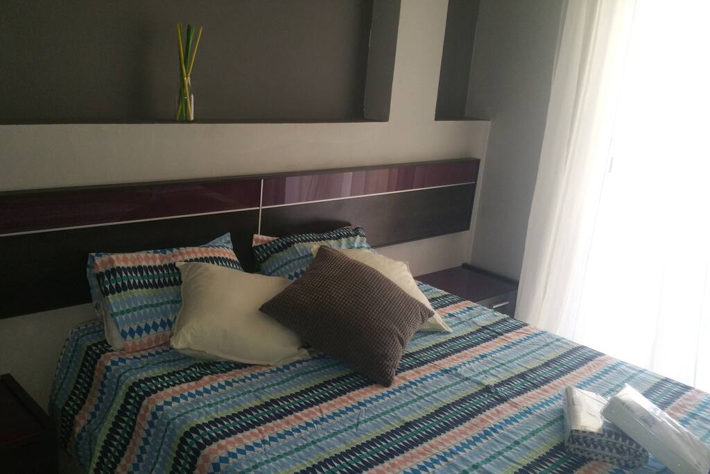 Dormitorio principal con cama de matrimonio