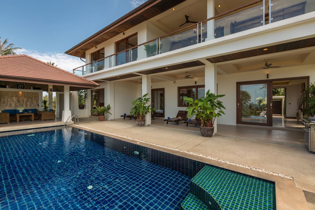 Spacious terrace with pool, jacuzzi and sun loungers