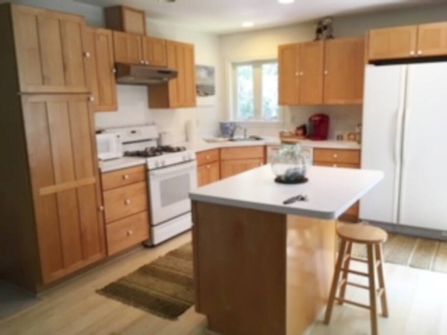 Fully equipped eat-in kitchen.
Includes pots, skillets, dishes, flatware, cups, glasswear, mixing bowls and utensils. Coffee, Keurig cups, tea bags.