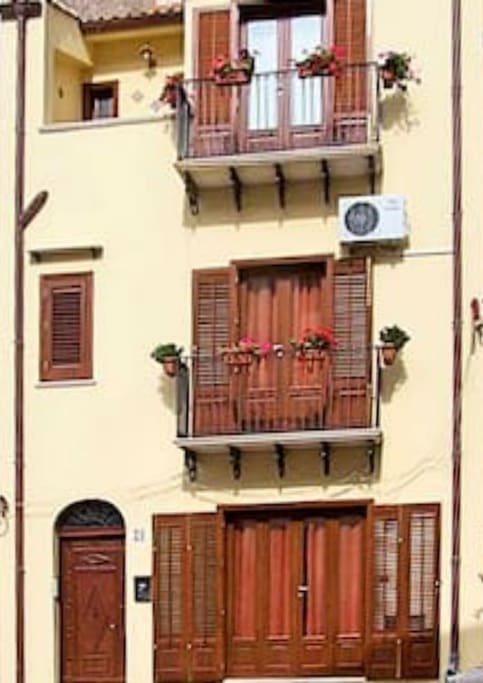 Vista della casa, quest'annuncio è dell'appartamento al primo piano./ Front view