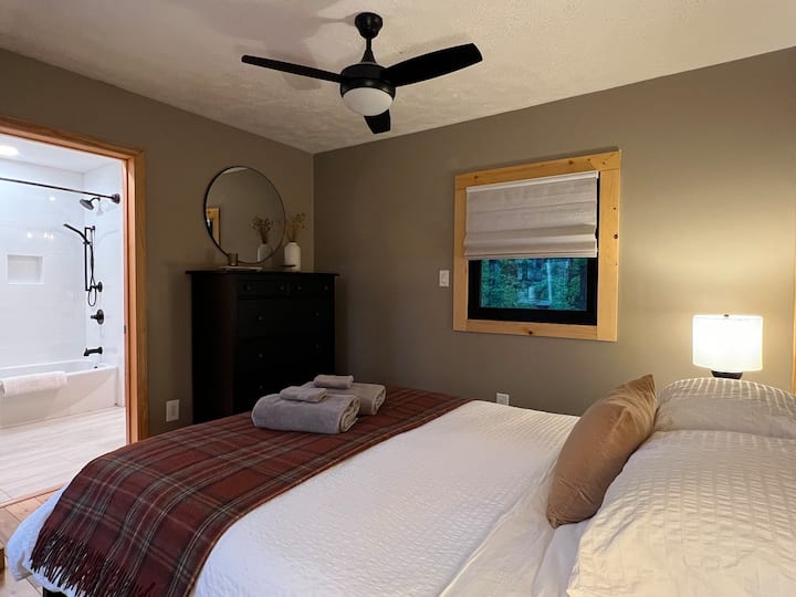 Საძინებელი პირველი, მთავარი სართული, ორადგილიანი საწოლი და ცალკე სააბაზანო