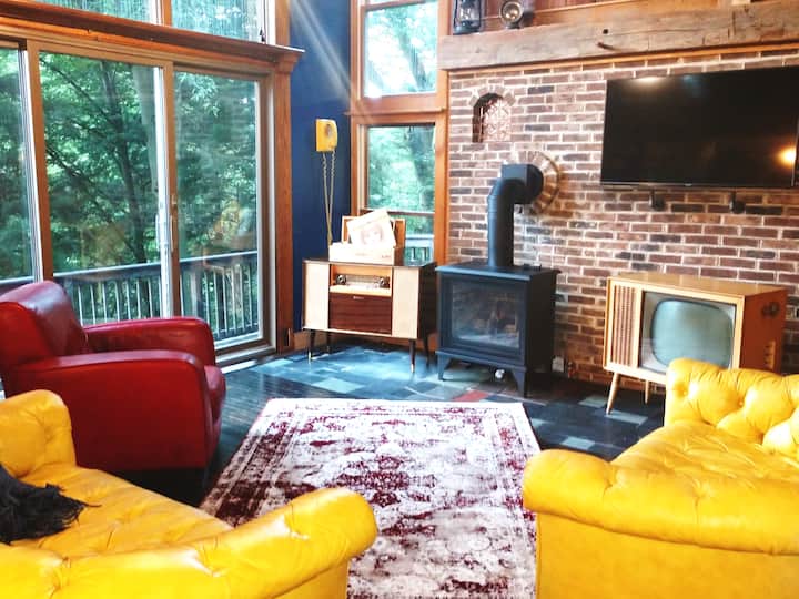 Red Bend cabin overlooking the river with hot tub.