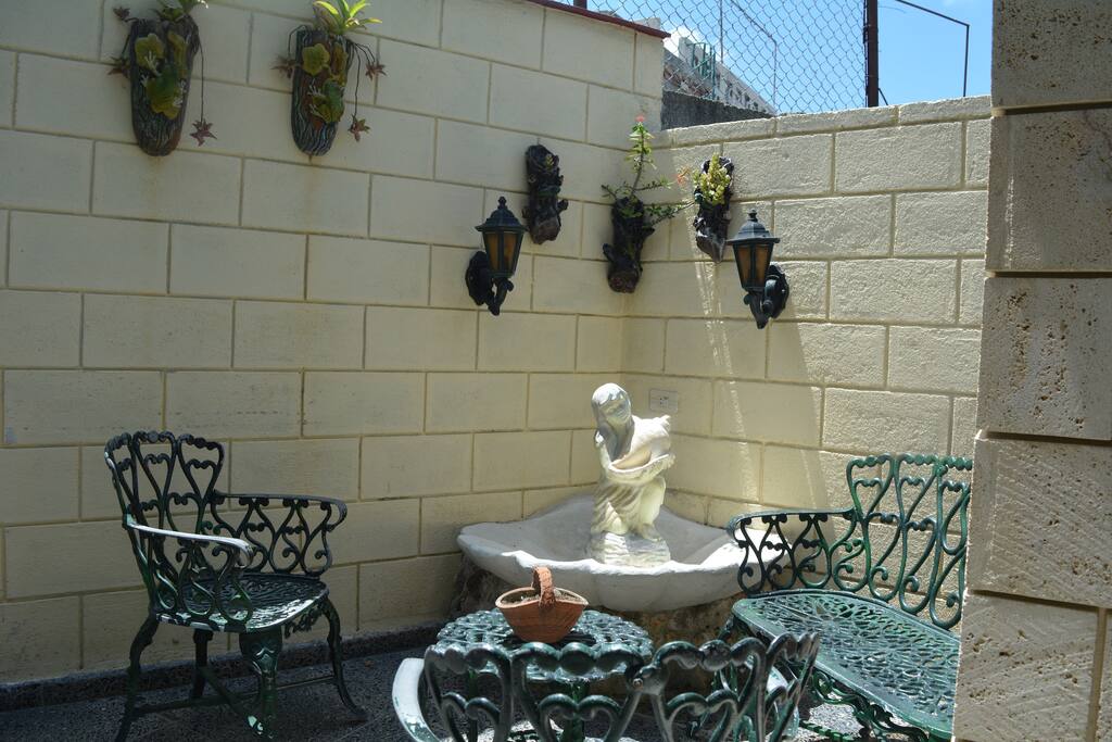 Esta es una terraza donde podrán disfrutar de tomar el sol leer,beber ,fumar,relajarse y otras.