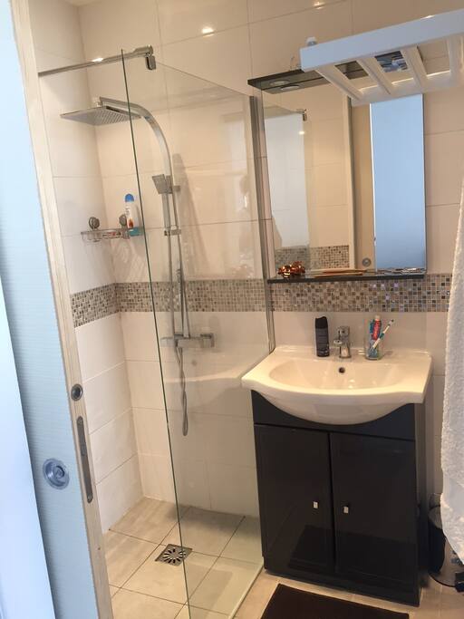 Salle de bain avec douche à l'italienne et WC suspendu