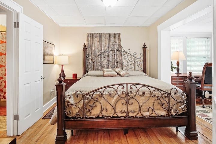 Მთავარი საძინებელი არის 10x12 და  აქვს ძალიან კომფორტული Hybrid King და ტელევიზორი Hulu, Disney + და ESPN.


























ESPN. 