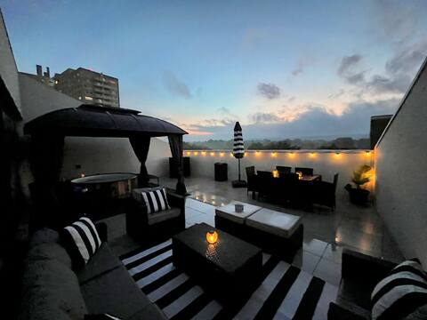 Posh Couple's Suite-Private Patio w/jacuzzi