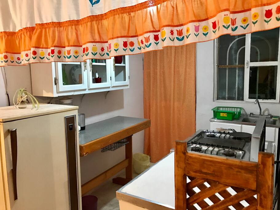 Cocina. Cuenta con estufa, refrigerador y fregadero. Hay sartenes, vasos, cubiertos y vajilla a tu disposición.