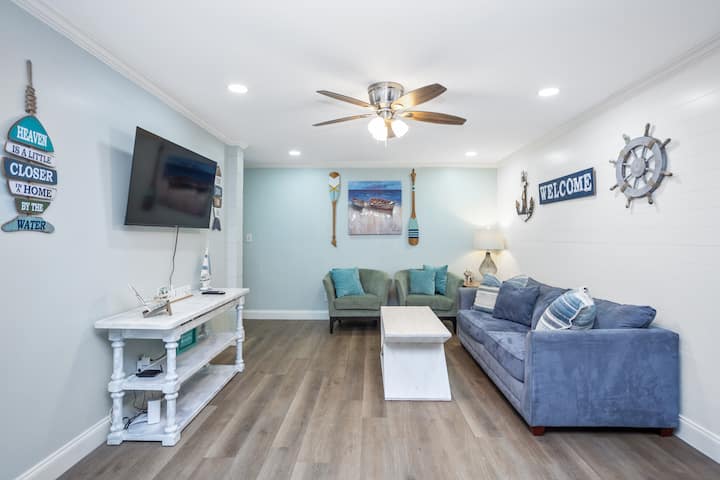 Sala con smart tv, mesa central y mucho espacio para disfrutar en familia