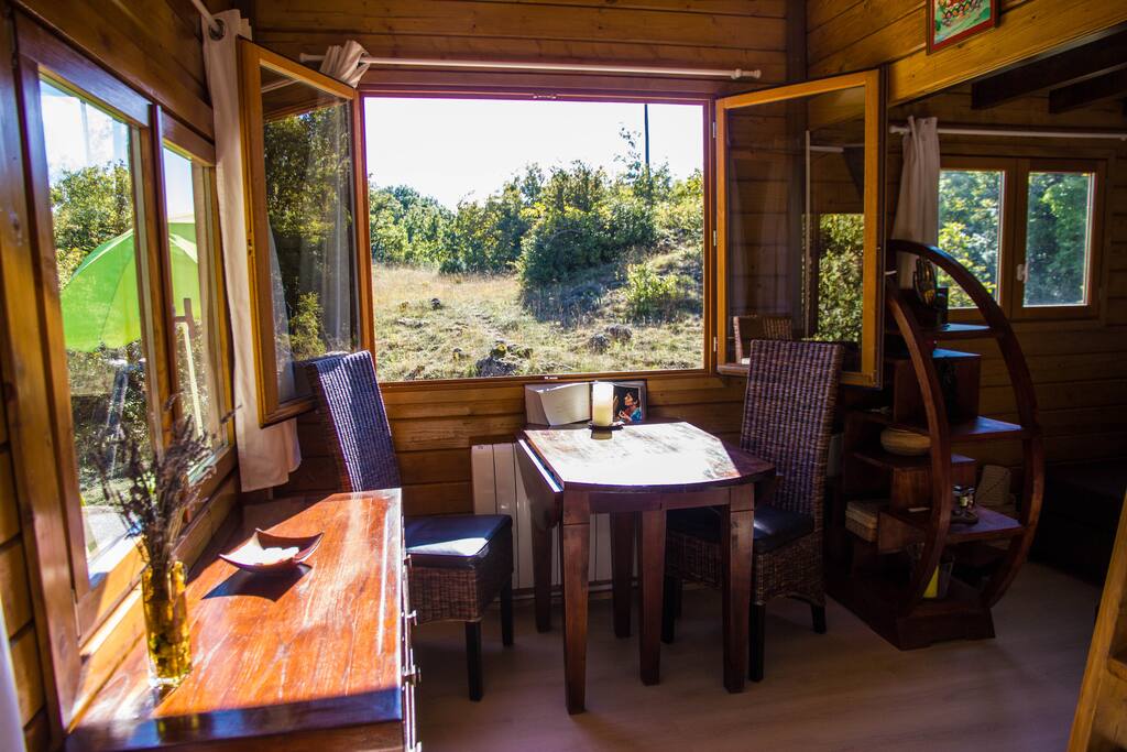 Table à manger et vue sur le jardin. Idéal pour y travailler également avec ses chaises très confortables.