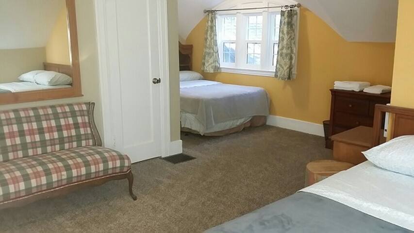 Private room with two beds and breakfast