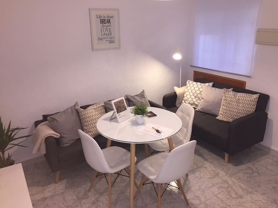 Un sillón de tres plazas y otro de dos.