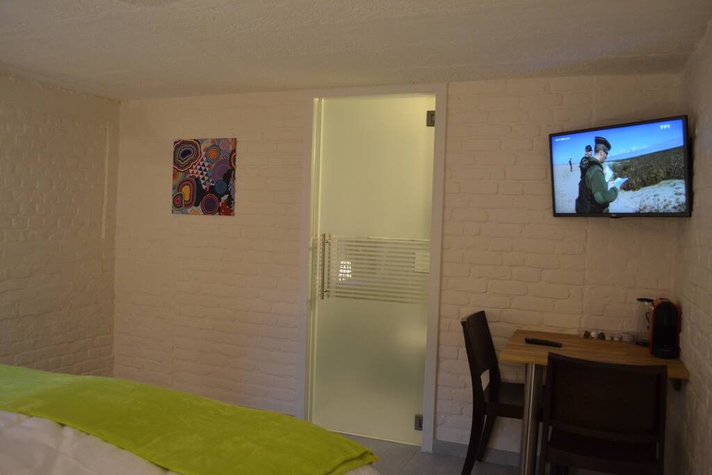 flat screen, nespresso, badkamer met inloopdouche