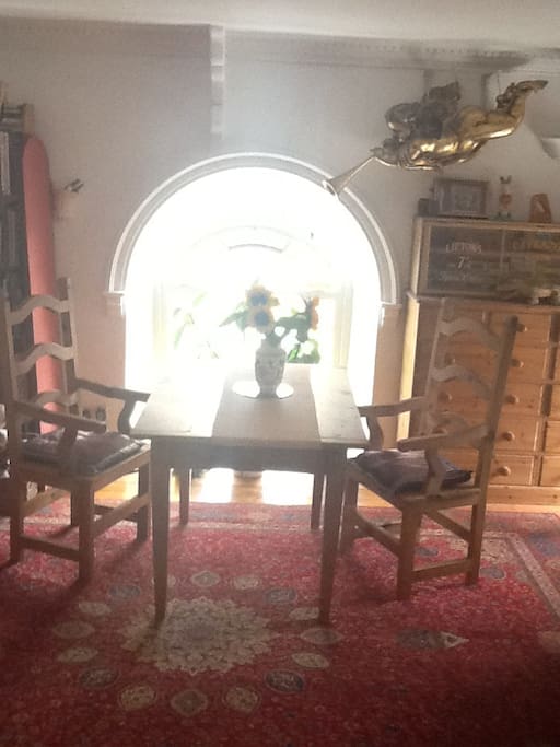 Has a spacious living/dining area.