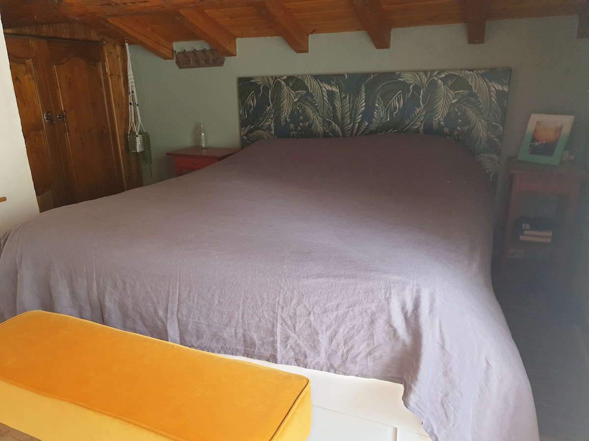 Лесна и ветровита двокреветна соба со пристап до балкон, со доволно простор за складирање