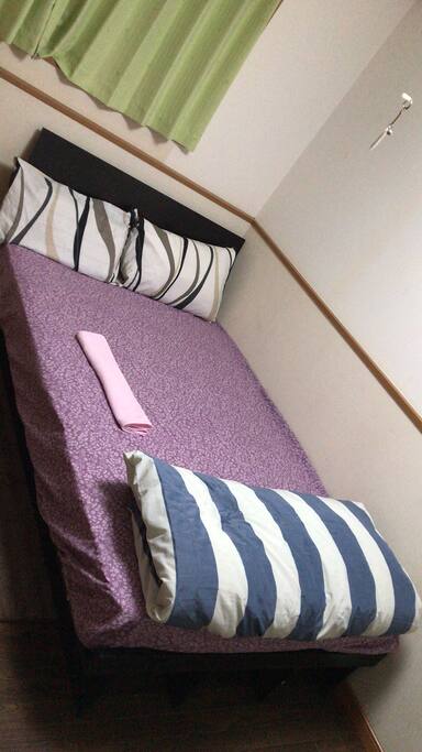 Double bed with big storage 雙人床,附有儲物櫃,放行李的好地方