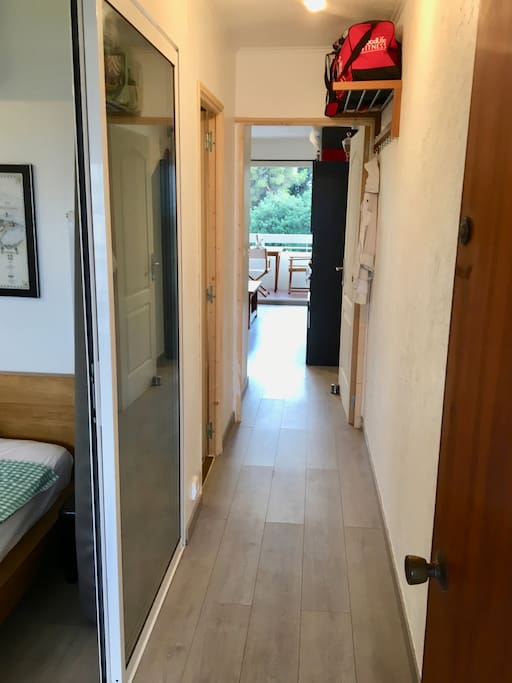 Hallway into the room. The room to the left is not included. The second door to the left is the shared bathroom / Couloir jusqu'à la chambre. La chambre sur la gauche n'est pas inclus. La deuxième porte a gauche est la salle des bains partagé.