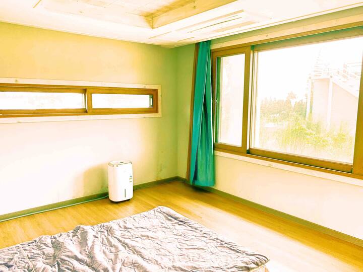 这是一个房间，但也有一个大玻璃窗和一个私人厕所。

房间宽敞，令人放松，我喜欢这一点。

配备系统空调和烟雾报警器~ ！