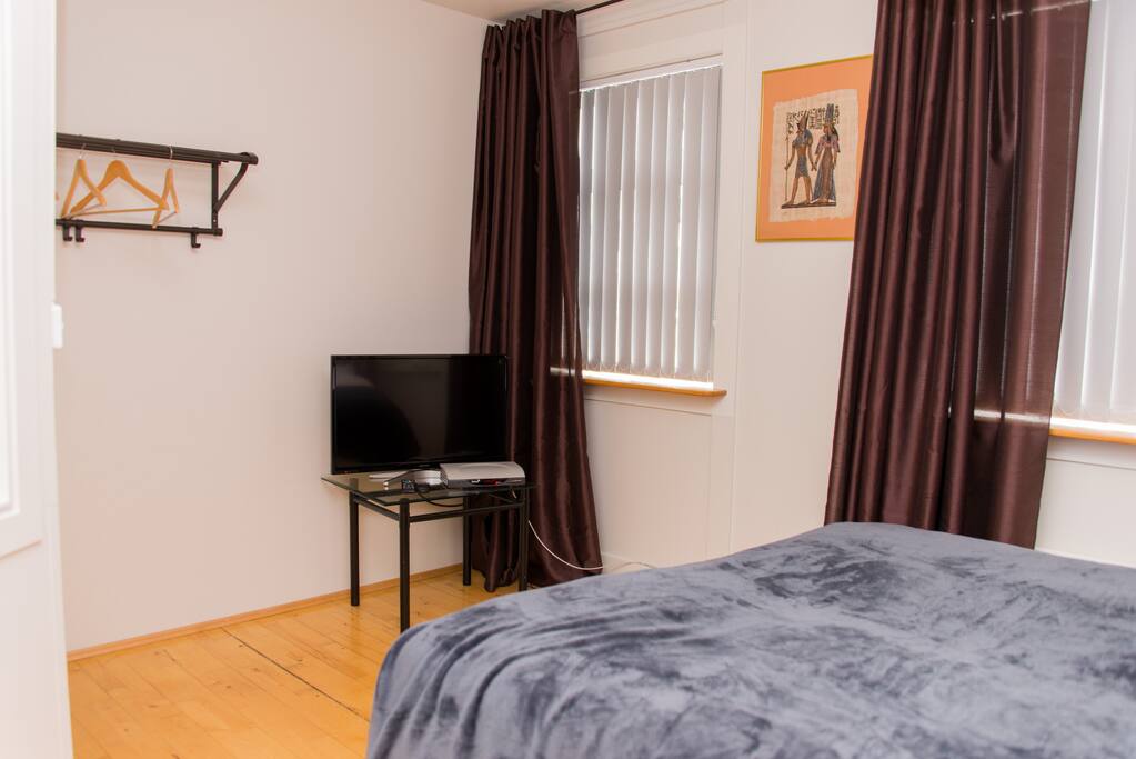 Double room, a sink a TV and kettle in all rooms