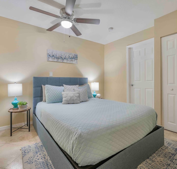 Chambre au premier étage avec lit Queen Size.