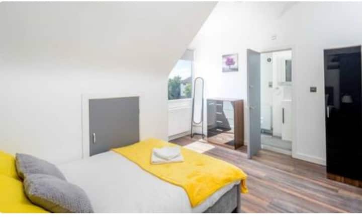 Large 4 Bedroom,3 Shower Property Palmers Green - Enfield