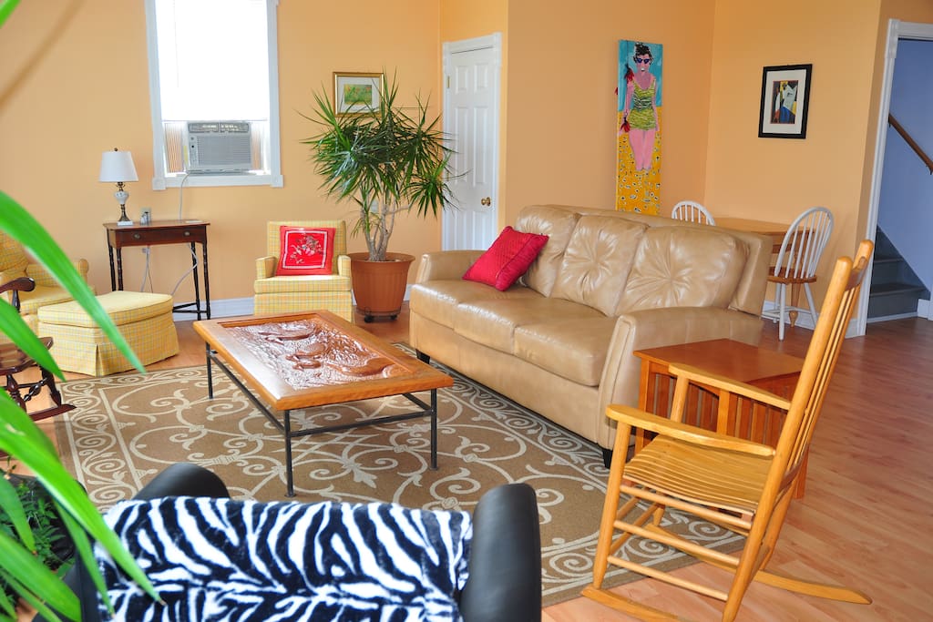 Open and cheerful space for you and your friends!