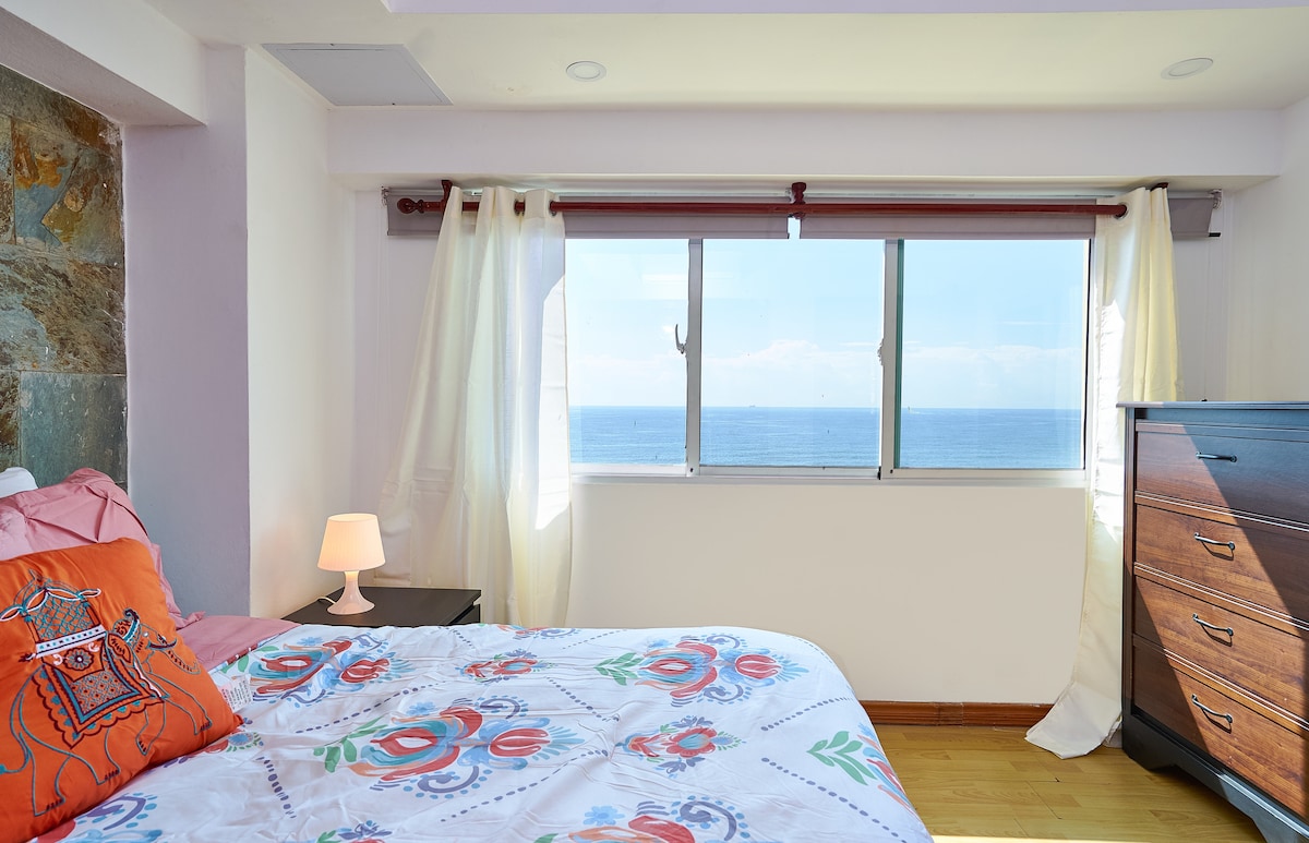 卧室有不同的角度，展示一个抽屉梳妆台。 