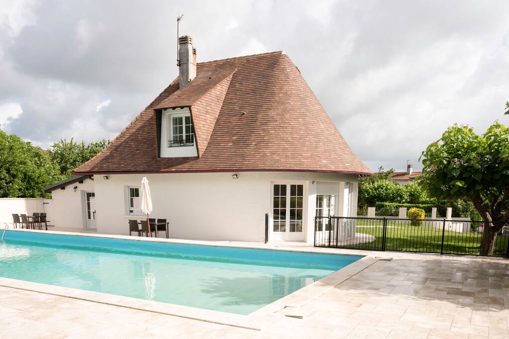 Vue de l'angle opposé sur la piscine