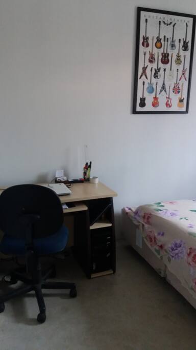 Tem mesa de trabalho, cadeira confortável e a cama de casal com colchão tipo futton (japonês)