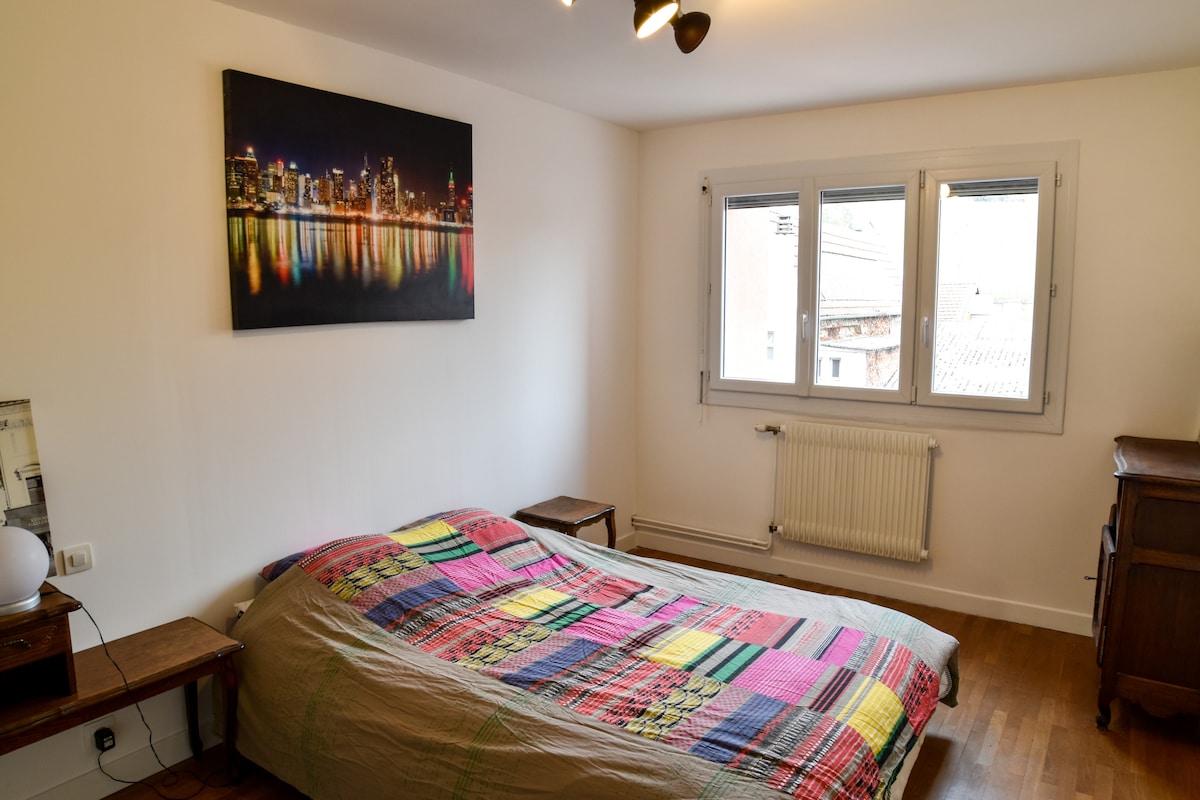 Საძინებელი 2 ორი ადამიანისთვის განკუთვნილი საწოლით.
Ოთახში არის კარი...