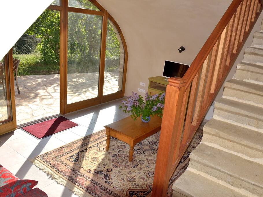 Salon avec baie vitrée donnant sur la terrasse