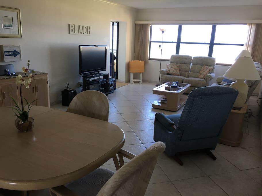 Living/dining area