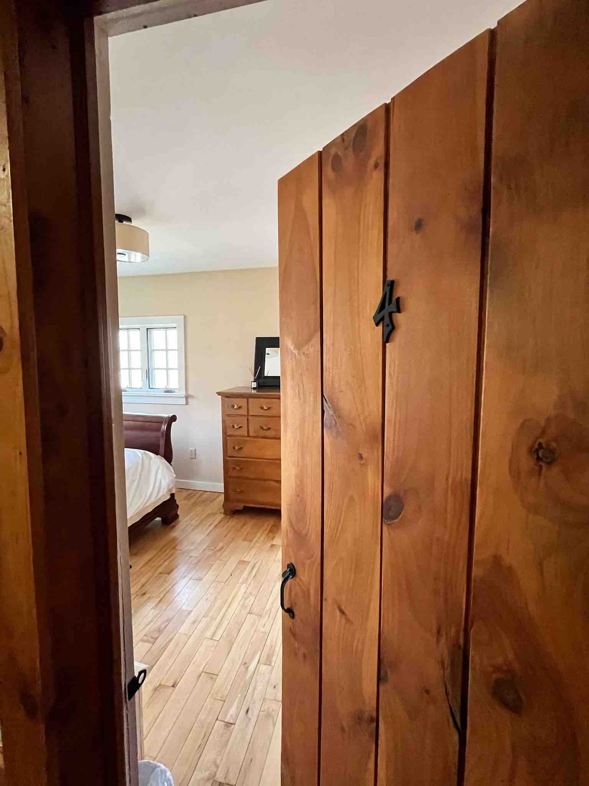 მე-2 სართულის საძინებელი 4: საწოლი 152 × 203 სმ