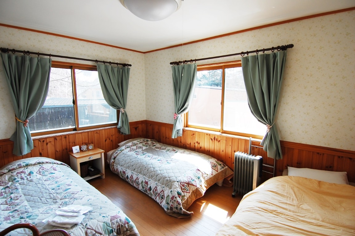 Il s'agit d'une chambre pour 3 personnes qui est adaptée à un petit groupe. Il y a également des chambres pour 2, 2, 3, 4. Si vous venez avec un groupe de plus de 4 personnes　, veuillez nous contacter.
こちらは3人部屋です。1，2，3，4名用のお部屋もございます。5名以上のご予約もお気軽にご相談ください。