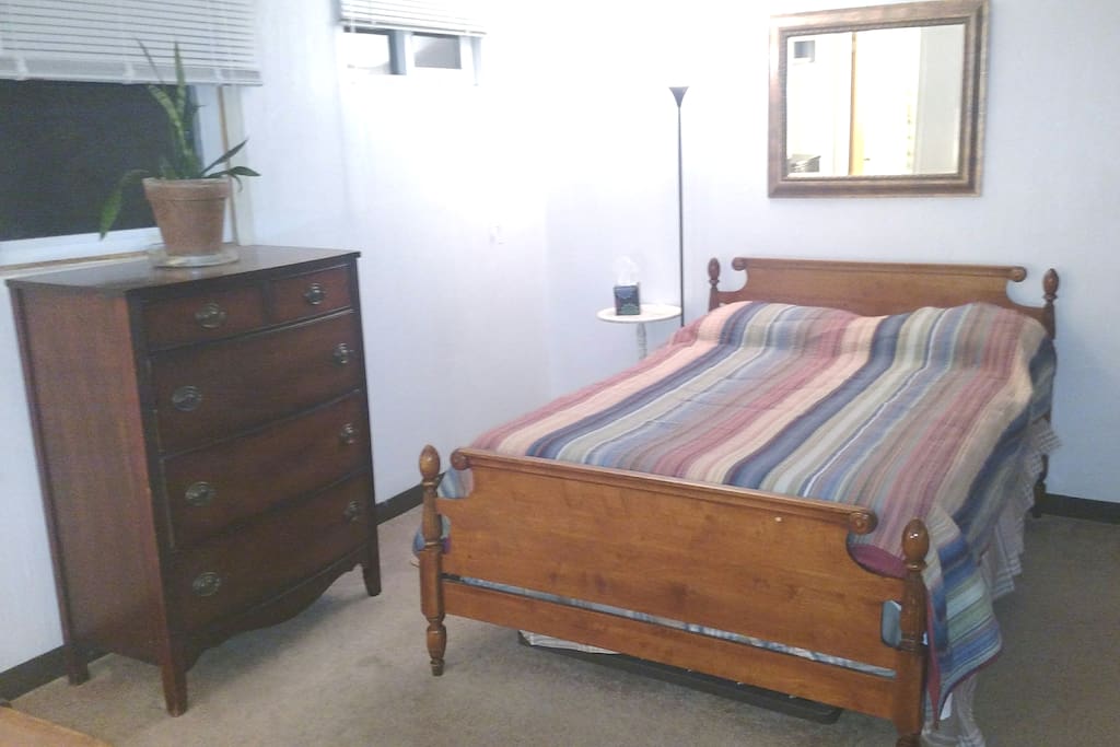 Bedroom, Full bed